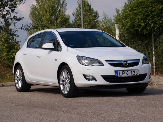 Főszerkesztőnk szerint kategóriájának legszebb karosszériájával az Astra rendelkezik. Én még nem döntöttem el.