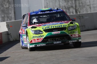 300 lóerős Ford Focus betonkockák között