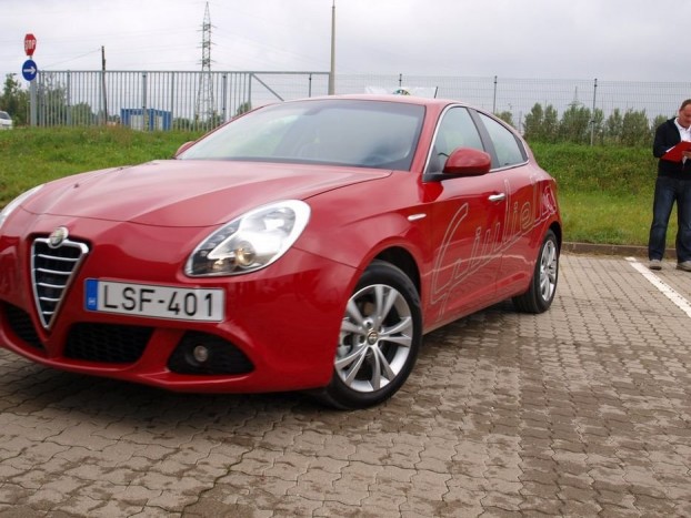 Minden modellbe hatfokozatú váltót építettek