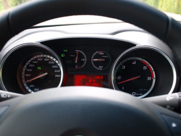 Az autók nagy részében a mutatók ilyen állásánál a nullás értéken vannak