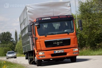 Villanymotorral bővülnek a teherautók