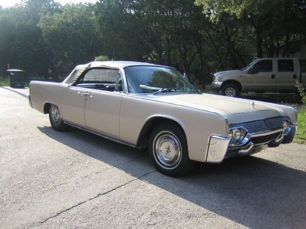 Egy ilyen Lincoln Continentalt ajándékozott a gyár a frissen beiktatott elnöknek