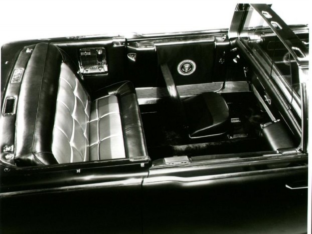 A hátsó ülés hidraulikusan emelhető volt.