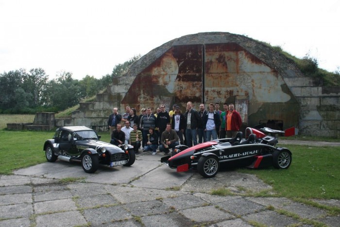 Angol versenyautók randevúja Kiskunlacházán 7 | Vezess A végén mindenki összeállt egy képpé