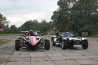 Az angol sportmanufaktúrák két legismertebb terméke az Ariel Atom és a Caterham Seven randevúzott a kiskunlacházi reptéren. Természetesen ott voltunk.