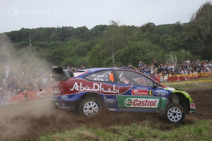 Latvala durván hajt – videó 1
