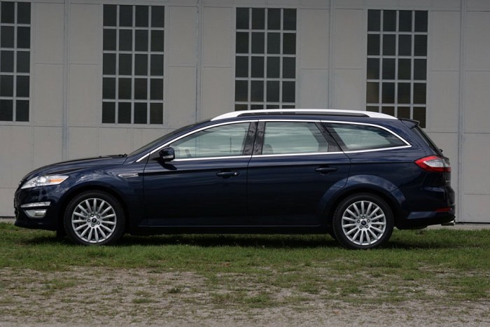 Oldalról az üvegeket körbeölelő krómtól lett elegánsabb