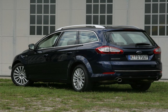 A lökhárító és hátsó lámpa is megújult