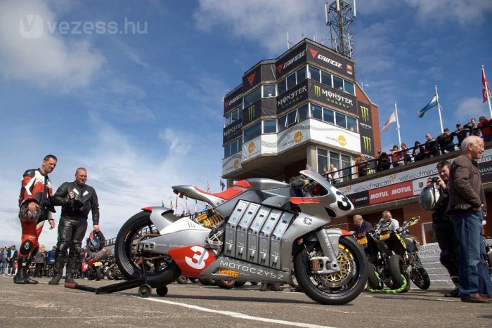 Versenymotor villanyhajtással 7