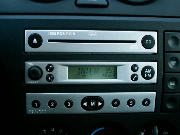 A Ford rendkívüli kreativitással készít olyan rádiókat, amelyeket nehéz más modellel kiváltani