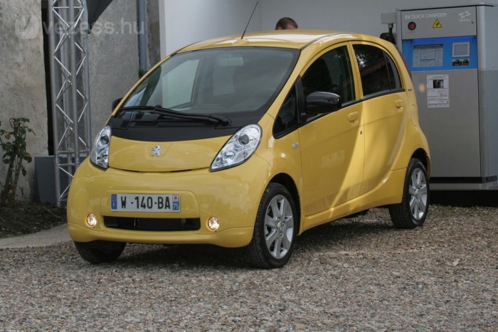 Kilowattóránként 45 forinttal számolva száz km kijön nem egészen két liter benzin árából. A magas olajár jó a villanyautóknak