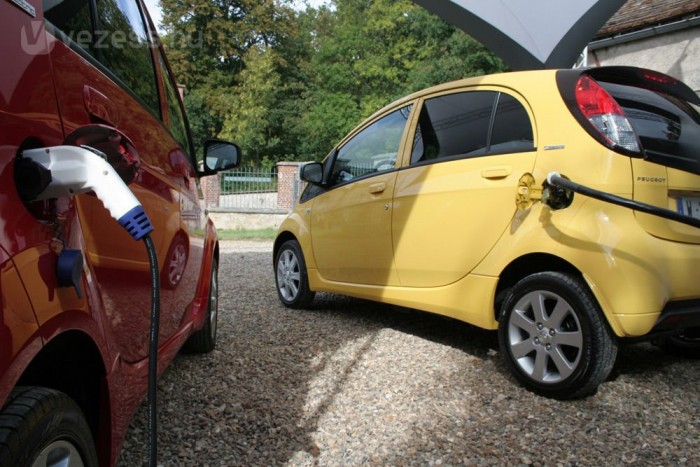 Balra a normál, jobbra a háromfázisú áramos gyorstöltőn táplálkozik az iOn