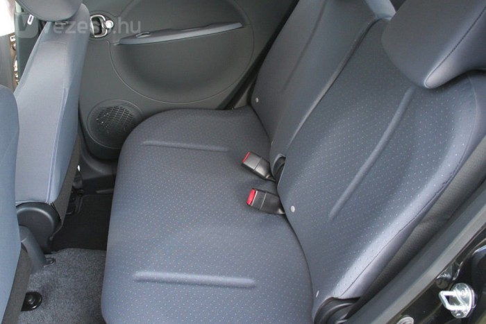 Lenyűgöző a helykihasználás: elöl és hátul is elférnek langaléták