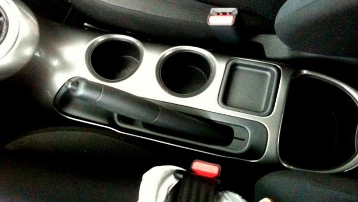 A fényes műanyag elemek nem minőségi darabok