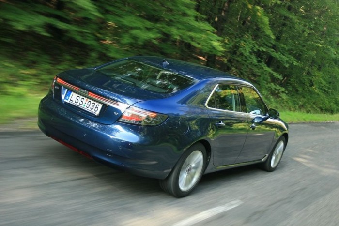 Teljes szélességben fut végig a lámpa a hátsóján