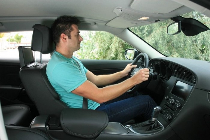 Az ülés legalsó állásban van, a hajam mégis a plafont karcolja