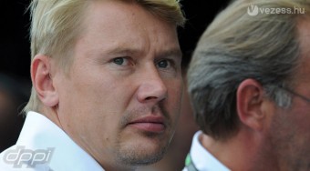 Häkkinen hisz Alonsóban
