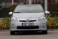 Még semmit nem tudni az áráról, értékesítése talán 2013-ban kezdődik. A Plug-in Prius egy normál hibridautó, amelyben van annyi akkumulátor, hogy elektromos hajtással megtegyen nagyjából 20 kilométert