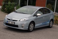 Elsősorban az akkumulátora tér el a szériaváltozatétól. A több akku miatt a Prius Plug-in 1,6 tonnás