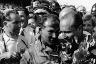 Stirling Moss és Juan Manuel Fangio a az 1955-ös silverstone-i futam után. Az argentin ekkor már 44 éves volt és ebben az évben is megnyerte a világbajnokságot.