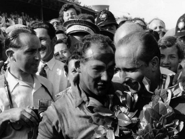 Autós hírek a régmúltból 3 Stirling Moss és Juan Manuel Fangio a az 1955-ös silverstone-i futam után. Az argentin ekkor már 44 éves volt és ebben az évben is megnyerte a világbajnokságot.