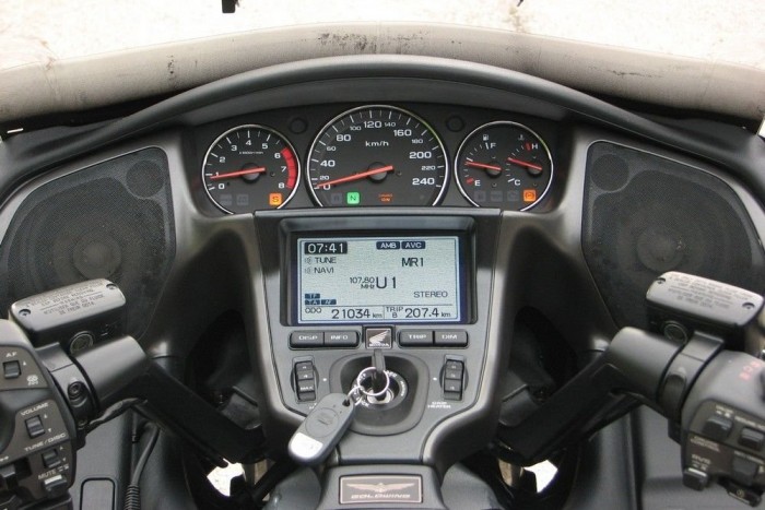 Kétkerekű autót teszteltem 7 | Vezess Inkább egy autó műszerfala ez, mint egy motoré