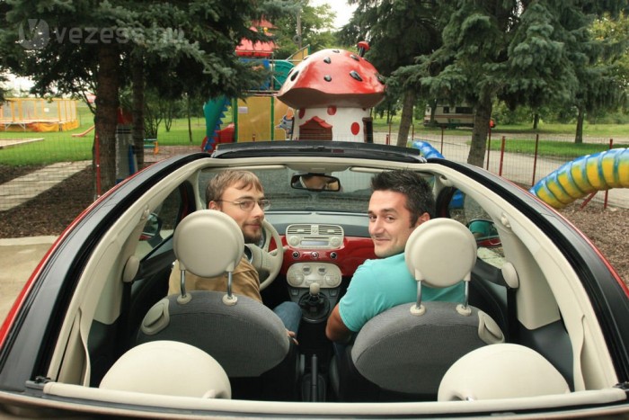 Teszt: FIAT 500C 1,4 Lounge – Kabrió, ötmillióért 3 A megkérdezettek 259 százaléka szerint nem vagyunk heterók. Pedig de, a képet kitöltő ordas nagy gombakalap ellenére
