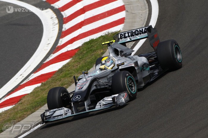 F1: Még nem adta fel a Mercedes