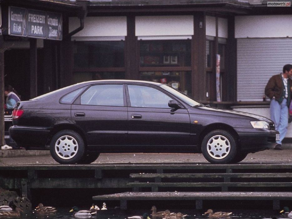 Újként sem volt elérhetetlen ára a Carinának. Japán minőség, hatalmas térkínálat. Kár, hogy manapság már csak lelakott darabokkal találkozni.