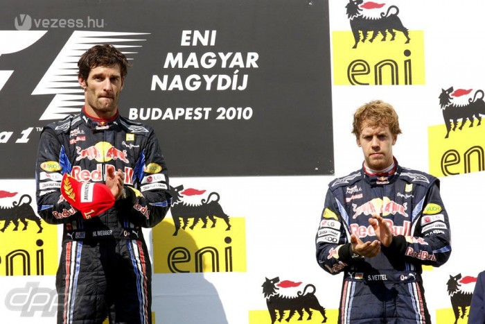 Webber fejben is veri Vettelt