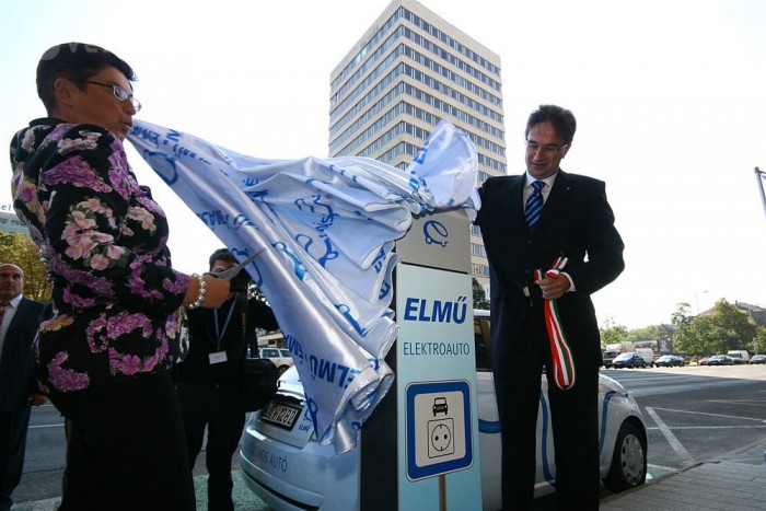 Ingyen tankolhatnak az elektromos autók 6 | Vezess Éppen lelepleződik a töltőoszlop