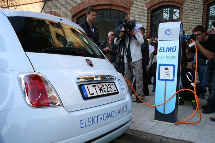 Ingyen tankolhatnak az elektromos autók 7 | Vezess Amíg feszültség alatt van a töltő, fizikailag nem lehet lecsatolni a kábelt