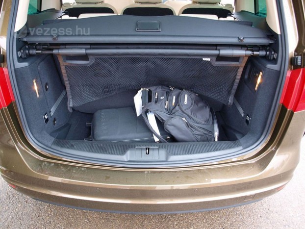 Hét üléssel is van még egy kisautónyi, 267 literes csomagterünk