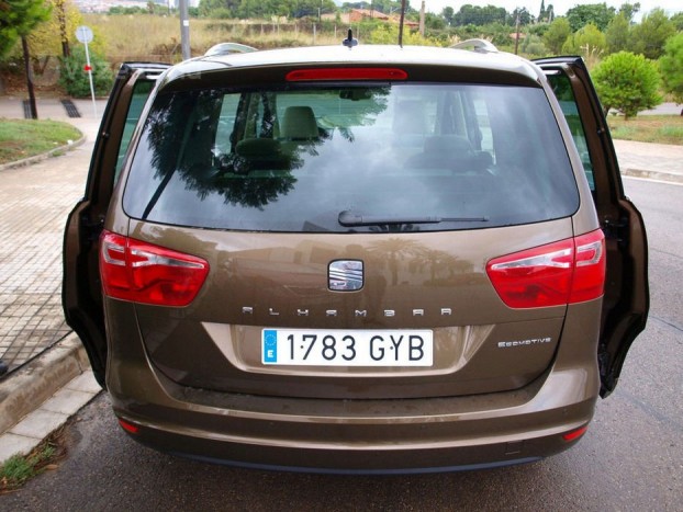 Szűk parkolóban könnyű előbányászni a gyerekeket a hátsó ülésekről