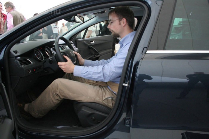 A Peugeot nem esik a BMW hibájába 9 | Vezess Álló motorral hiába kerestem a head-up displayt, amely szélvédőre vetíti a legfontosabb adatokat