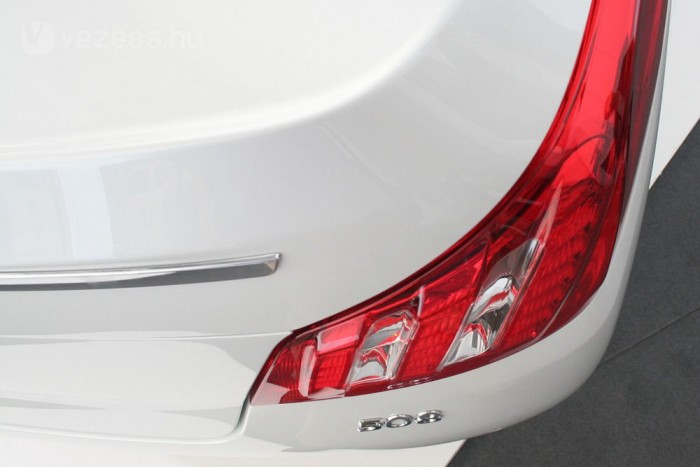 A Peugeot nem esik a BMW hibájába 12 | Vezess Majdnem derékszögben találkozik az oldal a hátfallal, javítva a légellenállást