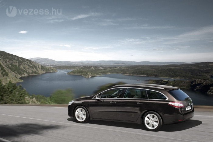 A Peugeot nem esik a BMW hibájába 8 120 lóerős az 1,6-os szívó, 156 az 1,6 literes turbós benzines. A kis HDi 112, a kétliteres 140 vagy 163, a 2,2 literes 204 lóerős, 450 Nm nyomatékkal