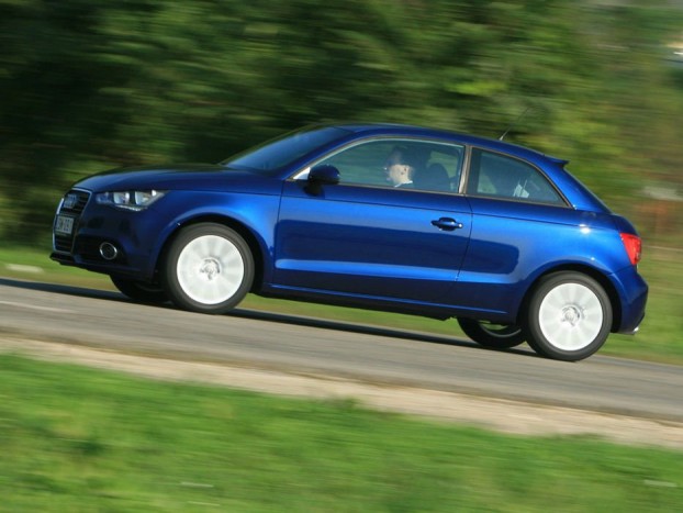 7 és 11 liter között kijön a fogyasztás, nagyon vérmérséklet függő a dolog