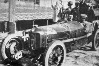 Antonio Ascari és Alfa Romeo versenyautója