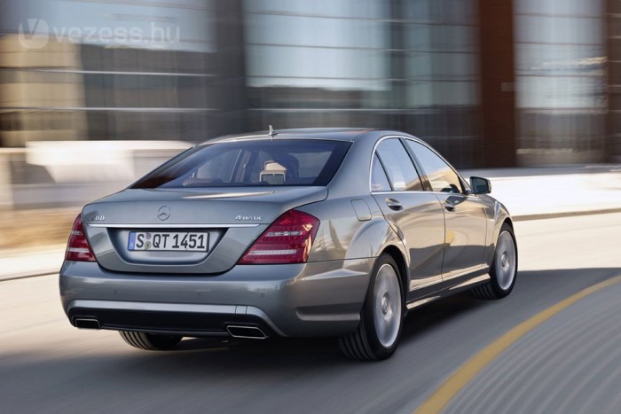 A csúcsmodellben megjelent a négyhengeres dízel