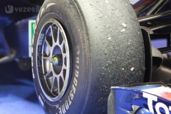 F1: Webber óriási mázlival ért célba