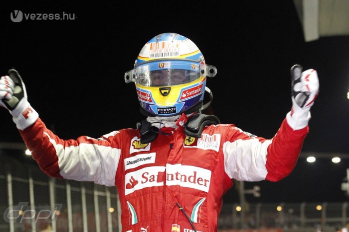 Alonso történelmet írt Szingapúrban