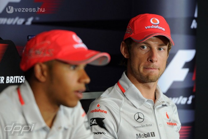 Button sajnálja Hamiltont