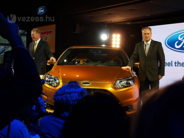 Alan Mulally és Stephen Odell büszkén állnak az új ST mellett