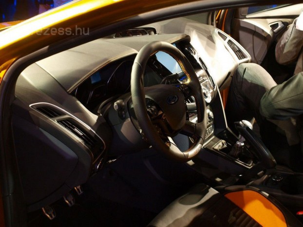 Már kezdek megbarátkozni a formákkal, csak az a kézifék ne nézne úgy ki