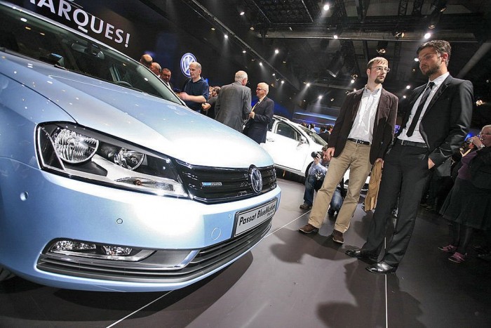Ideje volt: szebb lett a Passat 3 A nagyon magas úr Tobias Sühlmann, külső formatervező, ő mesélt a trükkökről, amitől a Passat szebb lett