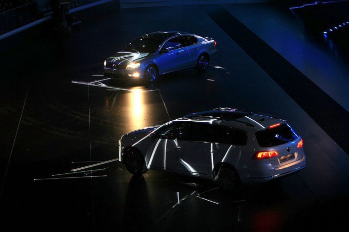 Ideje volt: szebb lett a Passat 1 Nagy show volt a bemutatón, bár a Lamborgini Sesto Elemento hangját és a a padlóból előtörő füstből kiemelkedő Porschét nem überelte semmi