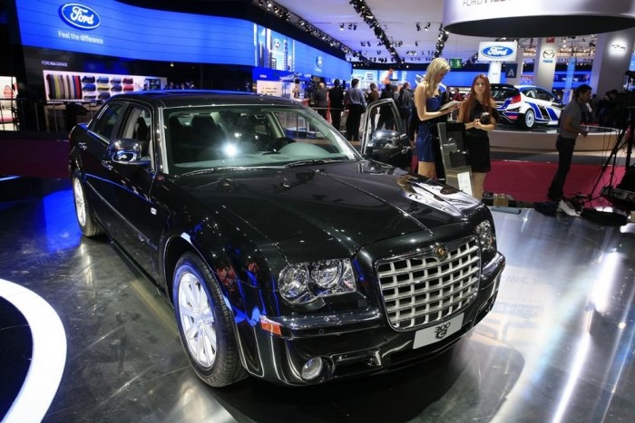 Alfa, Fiat, Lancia Párizsban 10 | Vezess 300C, régi bútordarab, de még mindig vonzó