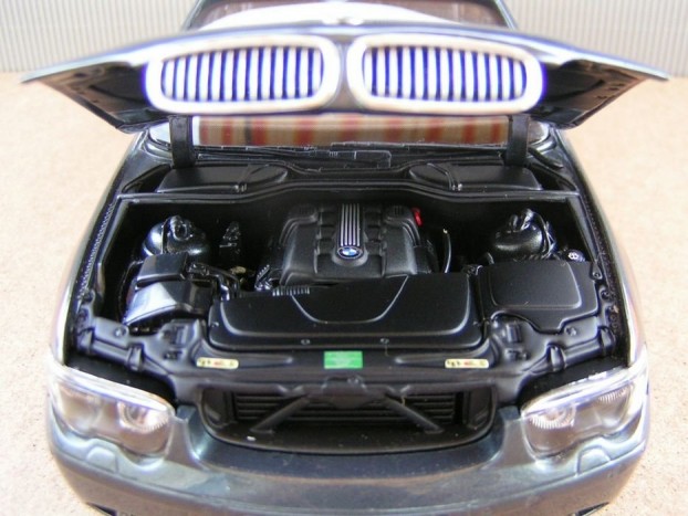 Burkolt motortér pici részletekkel