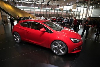 Itt a sportos és puttonyos Astra - videó